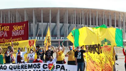 Protesto contra a realização da Copa América no Brasil, neste domingo, em frente ao estádio Mané Garrincha, em Brasília