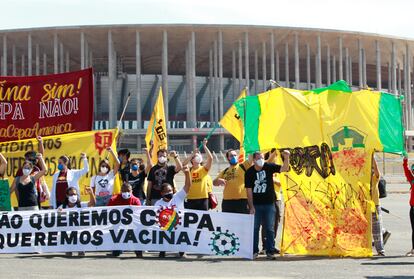 Protesto contra a realização da Copa América no Brasil, neste domingo, em frente ao estádio Mané Garrincha, em Brasília