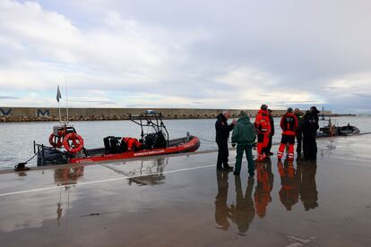 Los equipos de emergencias han estado trabajando desde que se comunicó la desaparición del submarinista, el sábado.