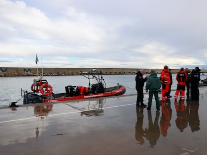 Los equipos de emergencias han estado trabajando desde que se comunicó la desaparición del submarinista, el sábado.