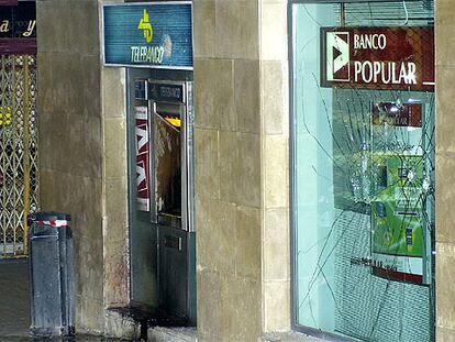 Varios desconocidos atacaron dos sucursales bancarias una de La Caixa y otra del Banco Popular al que quemaron el cajero