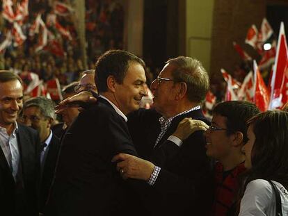 José Luis Rodríguez Zapatero saluda a su padre durante el mitin celebrado en León. A la izquierda, el ministro de Defensa, José Antonio Alonso.