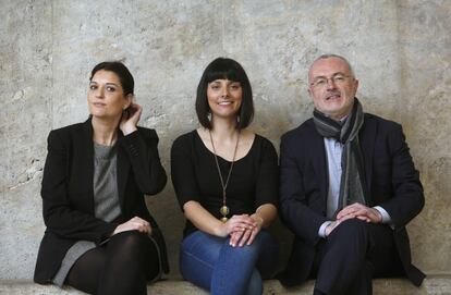 Sandra Mínguez, en el centro, con Fabiola Meco y Antonio Montiel.