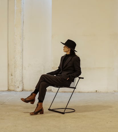 Yaya Ni, cofundadora de la galería barcelonesa Yaya Vintage, posa sentada en una de las sillas Swing del diseñador Herbert Ohl, diseñada en 1982 para el fabricante alemán Rosenthal Lübke.