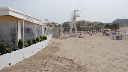 Imagen aportada por Ecologistas en Acci&oacute;n de los espacios que el restaurante del alcalde ha ido ganando en la playa de L&rsquo;Ampolla, en Teulada.