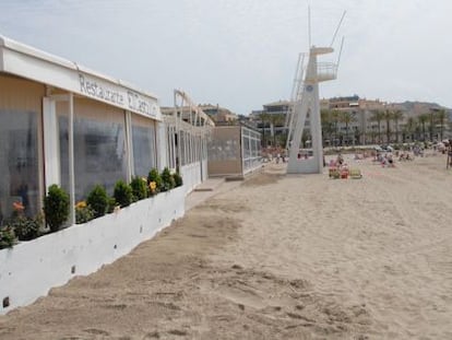 Imagen aportada por Ecologistas en Acci&oacute;n de los espacios que el restaurante del alcalde ha ido ganando en la playa de L&rsquo;Ampolla, en Teulada.