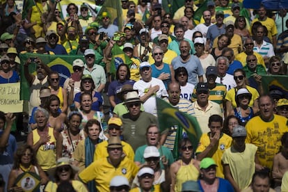 Manifestantes cantam o hino nacional em Copacabana.