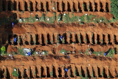 Coveiros no cemitério Vila Formosa, em São Paulo.