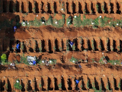 Coveiros no cemitério Vila Formosa, em São Paulo.