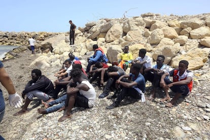 Los migrantes que sobrevivieron al hundimiento del se agrupan en la costa de Al-Hmidiya.