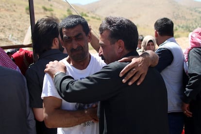 Dos sirios se abrazan tras conseguir cruzar la frontera entre El Líbano y Siria, el 28 de junio.