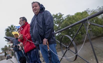 Miembros del gobierno de La Roda de Andalucía, encadenados en protesta por la no declaración como zona catastrófica