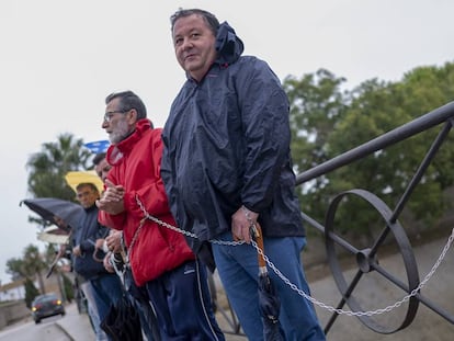 Miembros del gobierno de La Roda de Andalucía, encadenados en protesta por la no declaración como zona catastrófica