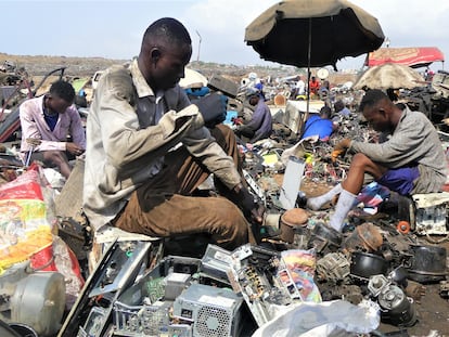 Un grupo de jóvenes hurga entre la chatarra en el vertedero de Agbogbloshie, en Ghana, en marzo de 2023.