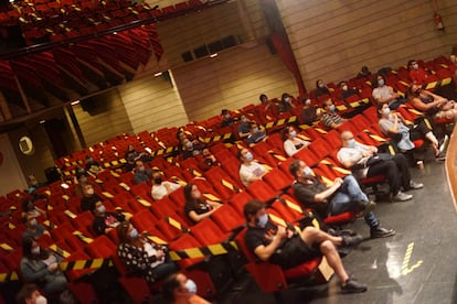 Imagen del auditorio de la Casa Municipal de Cultura de Avilés, que ha pasado de las 600 butacas a las 133, durante una de las charlas.
