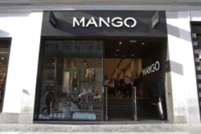 Fachada de una tienda de la firma de ropa Mango en Madrid. EFE/Archivo