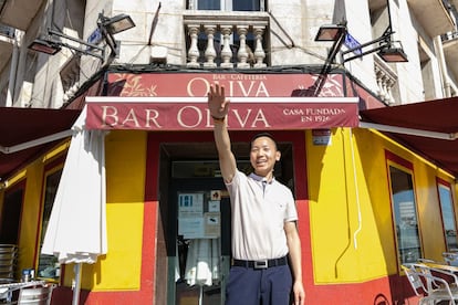 Chen Xiangwei anhela volver a lograr una España "grande y libre, que sea la envidia del mundo occidental". En la imagen, el falangista mandarín imita el saludo fascista a la entrada del bar Oliva.