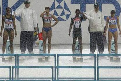 Las atletas de 100 metros vallas femeninos observan cómo llueve sobre Helsinki.
