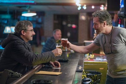 Steve Carell y Bryan Cranston en ‘La última bandera’.