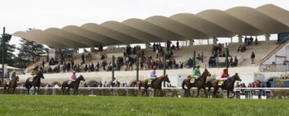 Nada tiene que envidiarle el hipódromo de la Zarzuela a las carreras británicas de Ascot, aunque el edificio que levantó Eduardo Torroja tiene unas líneas simples pero elegantes. Según Javier Manterola, premio Nacional de Ingeniería, "Abrió muchos mundos por la forma de configurarse, y por la tribuna, que no es del todo matemática. Junto con el frontón Recoletos, pertenece a las grandes obras de arquitectura".