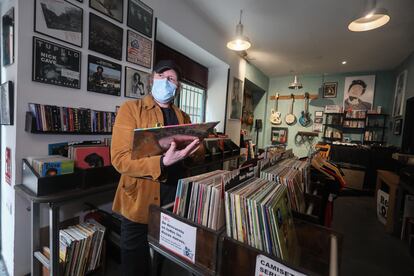 Alfredo Álvarez, dueño de la tienda de discos Revolt, en la calle de Tribulete del barrio de Lavapiés.