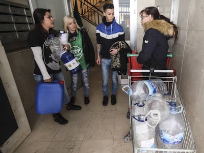 Vecinos del edificio okupado en Sierra de Llerena (Puente de Vallecas), preparados para ir a buscar agua a un kil&oacute;metro de distancia. 