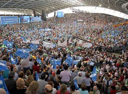 Acto multitudinario del PP en el velódromo de Dos Hermanas (Sevilla).