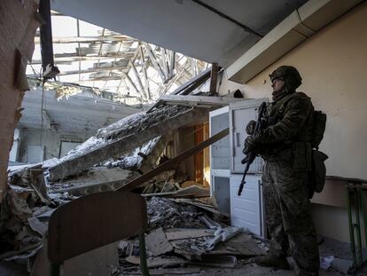 Un soldado ucranio, el sábado en un edificio destruido por un ataque ruso en la provincia de Donetsk.