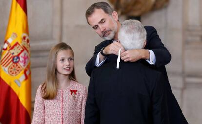 El rey Felipe VI, junto a la princesa Leonor, durante el acto de imposición de condecoraciones a ciudadanos coincidiendo con la celebración del quinto aniversario de su reinado.