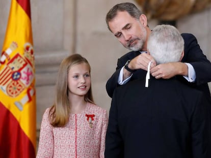 El rey Felipe VI, junto a la princesa Leonor, durante el acto de imposición de condecoraciones a ciudadanos coincidiendo con la celebración del quinto aniversario de su reinado.