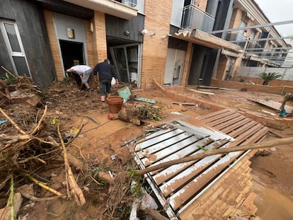 Vecinos de la localidad valencia de Picaña evalúan los daños causados en sus viviendas tras el paso de la dana, este miércoles.