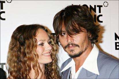 Estuvieron durante 14 años juntos y nunca necesitaron un papel que confirmara su relación. Hasta la fecha, Vanessa Paradis ha sido la pareja más estable que ha tenido el actor. La cantante y actriz francesa es también la madre de los hijos del actor: Lily-Rose Depp, quien hoy sigue los pasos de sus padres como modelo y actriz, y John Christopher.