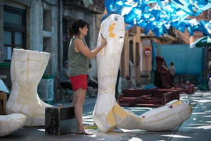 Preparativos en la calle Fraternitat para las fiestas de Gràcia.