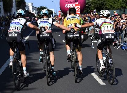 Tony Martin, apoyado por sus compañeros tras su caída en la 6ª etapa.