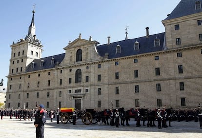 El féretro con los restos mortales del infante Carlos de Borbón-Dos Sicilias, primo del Rey Juan Carlos, es trasladado a la basílica del Real Monasterio de San Lorenzo de El Escorial.