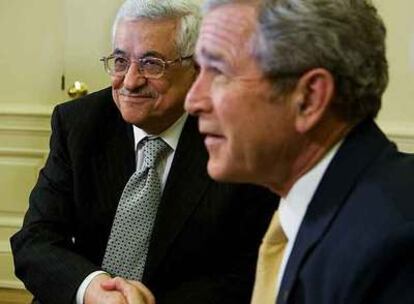 El presidente de EE UU, George W. Bush, saluda a su homólogo palestino, Mahmud Abbas, en la Casa Blanca.