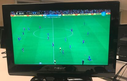 El partido entre el Barcelona y el Real Madrid, por televisión.