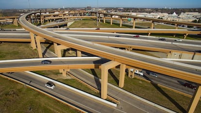 El área metropolitana de Dallas y Fort Worth, con siete millones de habitantes, está surcada por un sinfín de autopistas. 