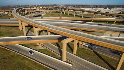 El área metropolitana de Dallas y Fort Worth, con siete millones de habitantes, está surcada por un sinfín de autopistas. 