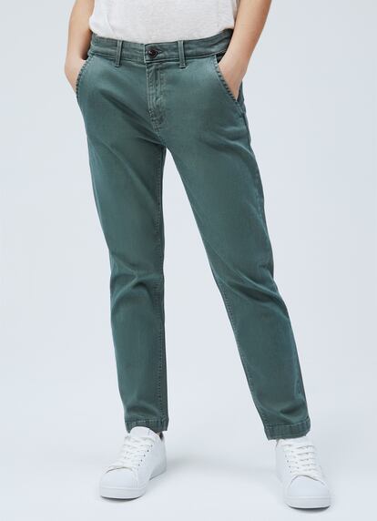 En un color verde botella con efecto desgastado, este pantalón estilo Dockers de Pepe Jeans marca la diferencia con su original tono que anticipa la primavera. 79,90€.