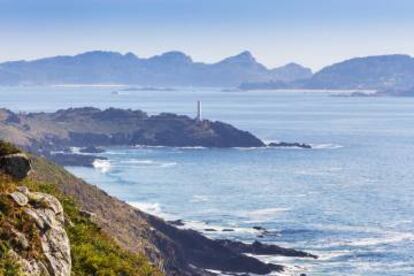 Vista del faro de Cabo Home (Pontevedra), con las islas Cíes al fondo.