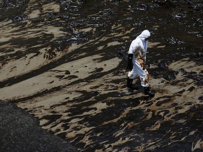 El derrame de petróleo en Perú tras la erupción en Tonga, en imágenes