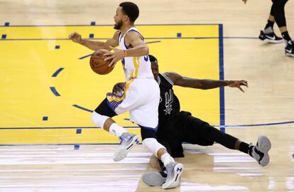 Stephen Curry vence a Dedmon de los Spurs