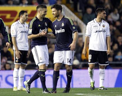 Benzema celebra su gol con su compañero Xabi Alonso.