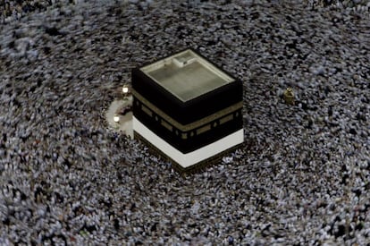 Dezenas de milhares de pessoas se movem em torno do Kaaba, o grande cubo negro localizado no pátio interno da Grande Mesquita de Meca, em 2006.
