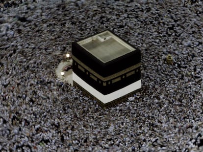 Decenas de miles de personas se mueven alrededor de la Kaaba el gran cubo negro en el interior de la Gran Mezquita de la Meca, en 2006.