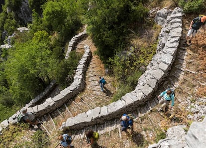 Varios excursionistas en las escaleras de Vradeto, una senda de piedra del siglo XVII.