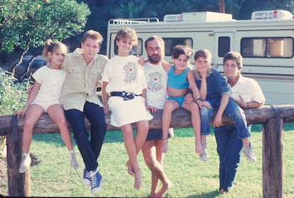 Summer Phoenix, River Phoenix, Liberty Phoenix, John Lee Phoenix, Rain Phoenix, Joaquin Phoenix y Arlyn Phoenix fotografiados en 1986.