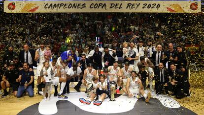 El Real Madrid se alza con el trofeo de campeón de la Copa del Rey frente al Unicaja de Málaga.