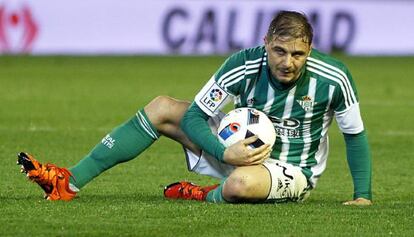 Joaqu&iacute;n, por los suelos en el derbi de ida de la Copa. 